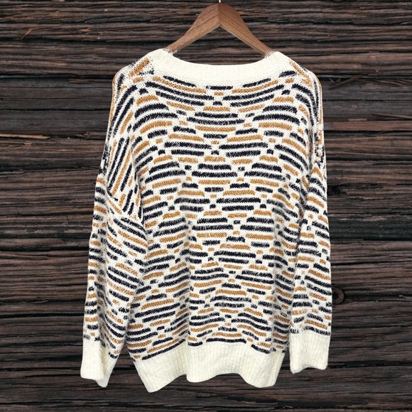 Chic Patterned Women's Sweater - Picture 2 of 4